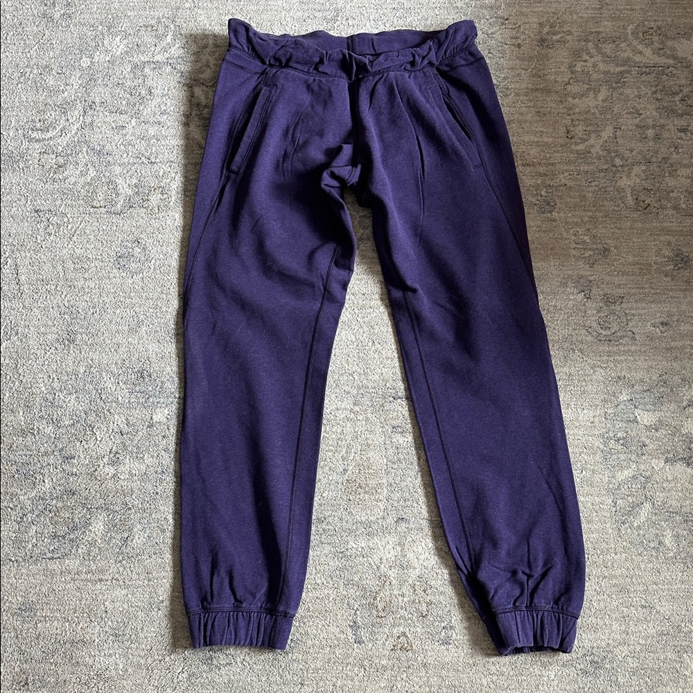 Lululemon women’s sweatpants 
Size 6
Color purple